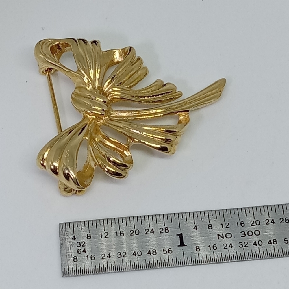 * vintage Givenchy gold tone ribbon bow pin brooch - Picture 2 of 5